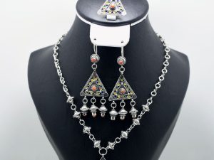 Petite parure kabyle en triangles