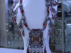 Collier boîte en argent avec du corail émaillé